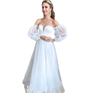 Robe de mariée blanche à épaules dénudées avec manches bouffantes et jupe en tulle