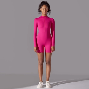 Dettaglio tutina yoga magenta con zip, colletto rialzato e maniche lunghe