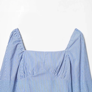 Haut rayé bleu pour femme avec encolure carrée et détails de manches bouffantes