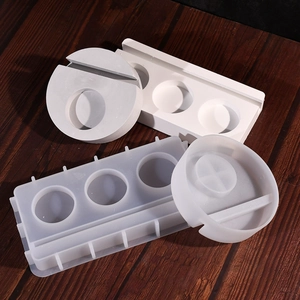 Vista macro di stampi in silicone e organizer da scrivania in cemento su legno scuro