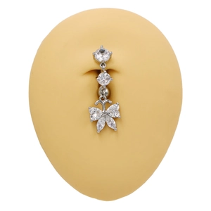 Piercing de nombril argenté avec pendentif papillon et zircons blancs sur mannequin