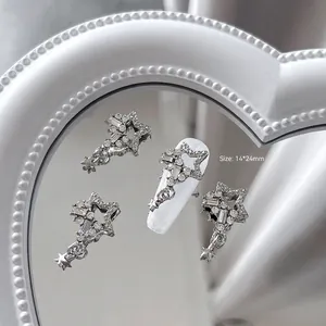 Détail macro d'ornements d'ongles en étoile argentée avec strass, taille 14x24 mm
