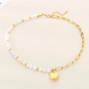 Détail du collier pendentif cœur avec perles asymétriques et chaîne à maillons dorés