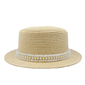 Chapeau de paille plat d'été avec dentelle blanche élégante et perles pour le soleil