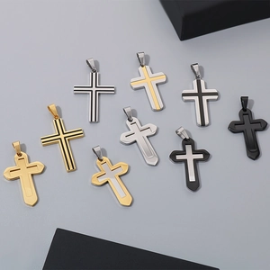 Vue de dessus de pendentifs croix en acier inoxydable en or argent et couleurs noires