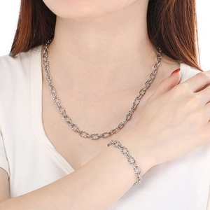 Gros plan sur l'ensemble collier et bracelet à maillons O torsadés 7mm en argent sur modèle