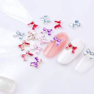 Bijoux d'ongles nœuds en métal 3D colorés en émail avec bordure dorée pour manucure
