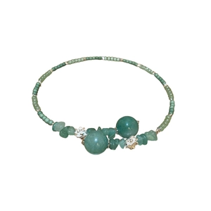 Collana etnica di perline verdi con pietre di giada loto e accenti di fiori argento