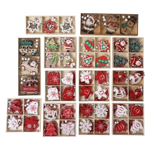 Vielfältige hölzerne Weihnachtsanhänger in Holzboxen mit festlichen Rentier-Motiven