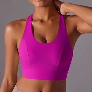 Vue détaillée d'un soutien-gorge de sport magenta sans couture à maintien élevé et larges bretelles