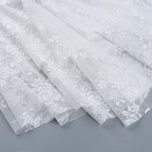 Gros plan détaillé du tissu de dentelle florale blanche avec broderie fine et texture mesh