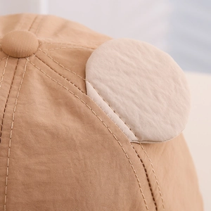 Vue détaillée de la casquette bébé kaki avec oreilles 3D et fines coutures beiges