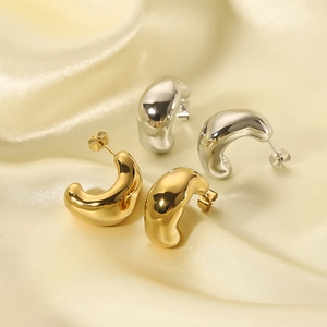 Minimalist irregular C-shaped hoop earrings in gold and silver plating on silk