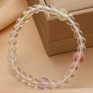 Détail de perles en cristal colorées sur une boîte à bijoux en satin élégante