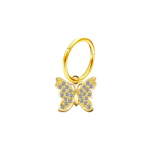 Dettaglio di un orecchino a farfalla in oro con piccoli diamanti scintillanti su sfondo bianco