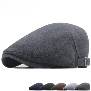 Détail de la boucle métallique réglable sur une casquette d'hiver chaude en laine pour hommes
