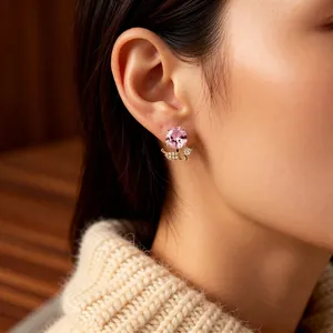 Boucles d'oreilles cristal rose octogonal avec feuilles dorées portées par un mannequin