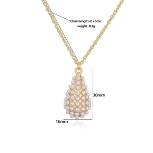 Détail du pendentif perle goutte avec dimensions 30x16mm et chaîne de 45+5cm