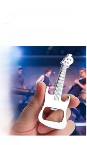 Vue détaillée d'un décapsuleur guitare argenté en alliage de zinc poli de haute qualité