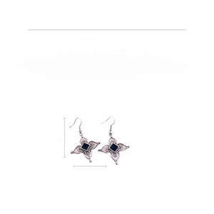 Détail de boucles d'oreilles fleurs vintage avec cristal bleu montrant dimensions et poids