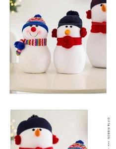 Détail de bonhommes de neige en peluche avec bonnets en tricot et nez en carotte de Noël