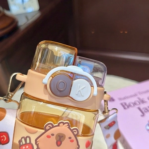 Détail de la gourde Capybara en plastique avec loquet de sécurité et motifs de dessin animé
