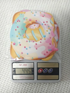 Detailaufnahme von Donut-Partydekoration auf einer Waage mit 44,5 Gramm Gewicht