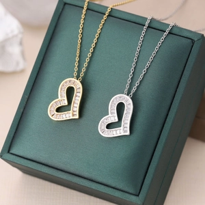 Colliers pendentifs en cœur élégants en or et argent avec des pierres de zircone pavées