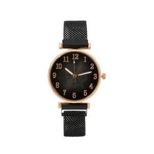 Montre pour femme avec bracelet en maille noire, boîtier rose doré et cadran chic