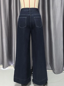 Detailansicht der High Waist Jeans mit weitem Bein in Dunkelblau mit Naht an der Gesäßtasche