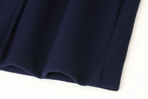 Detailansicht der dunkelblauen Wollmischung mit hochwertiger und präziser Maschinennaht