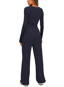 Vista posteriore del completo lounge blu scuro con maglia aderente e pantaloni larghi