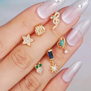 Set de pendientes chapados en oro 18k con pedrería multicolor y formas de serpiente