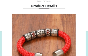 Détail du bracelet en cuir tressé rouge avec des perles métalliques argentées géométriques