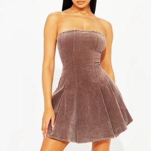 Détail d'une mini robe bustier marron en velours avec taille ajustée et coupe évasée