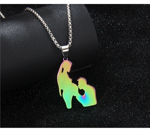 Regenbogenfarbener Edelstahl-Anhänger mit Silhouette eines Mannes, der Babybauch küsst