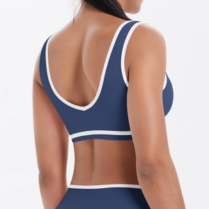 Vue détaillée de la brassière de sport bleu marine avec liserés blancs et dos en U