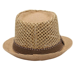 Dettaglio della trama del cappello di paglia intrecciato a mano con rete traspirante