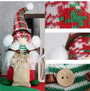 Detailansicht des Weihnachtszwergs mit Strickmütze, Jutesack und dekorativem Holzknopf