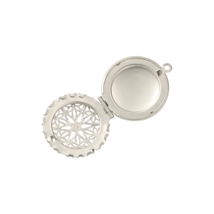 Vue détaillée d'un médaillon rond en acier inoxydable 316L avec motif floral ajouré