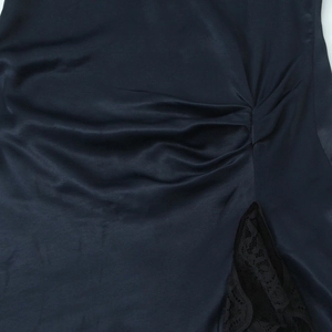 Mini robe élégante en satin avec bordure en dentelle et détails froncés sur le côté