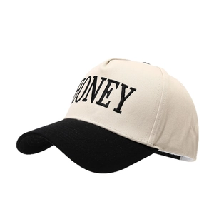 Casquette trucker unisexe avec couronne beige, visière noire et broderie HONEY devant