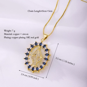 Détail du pendentif ovale plaqué or 18K avec zircons et icône religieuse de la Vierge Marie