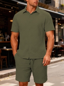Détail de l'ensemble d'été vert olive en jacquard avec chemise à manches courtes et short