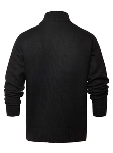 Dettaglio posteriore di cardigan nero da uomo con trama a maglia fine e bordo a coste