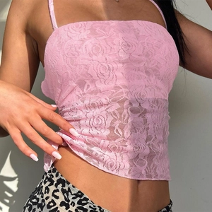 Detailaufnahme der aufwendigen floralen rosa Spitze und Stickerei auf dem Y2K-Camisole