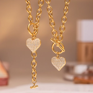 Collana in acciaio inossidabile dorato con ciondoli a cuore in zirconi 5A e chiusura OT