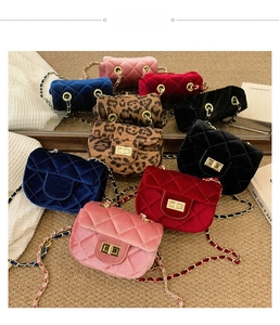 Nature morte de mini sacs en velours matelassé avec fermoir rotatif métallique et chaîne