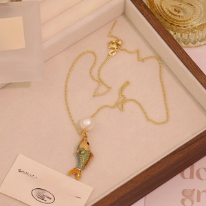 Collier avec pendentif carpe koï doré, perle et détails en émail bleu-vert raffiné