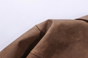 Detailaufnahme der Nähte an der Schulter der dunkelbraunen Kunstlederjacke